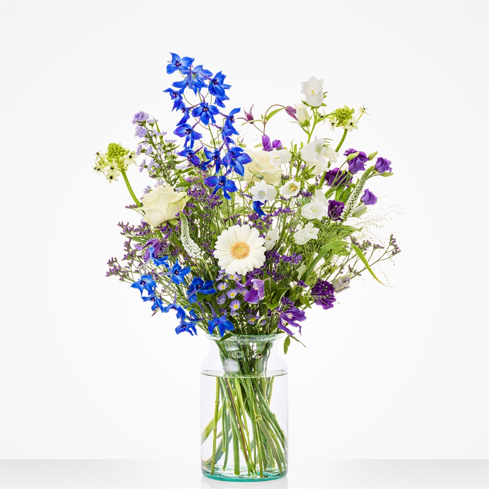 Geboorteboeket in blauw en witte tinten