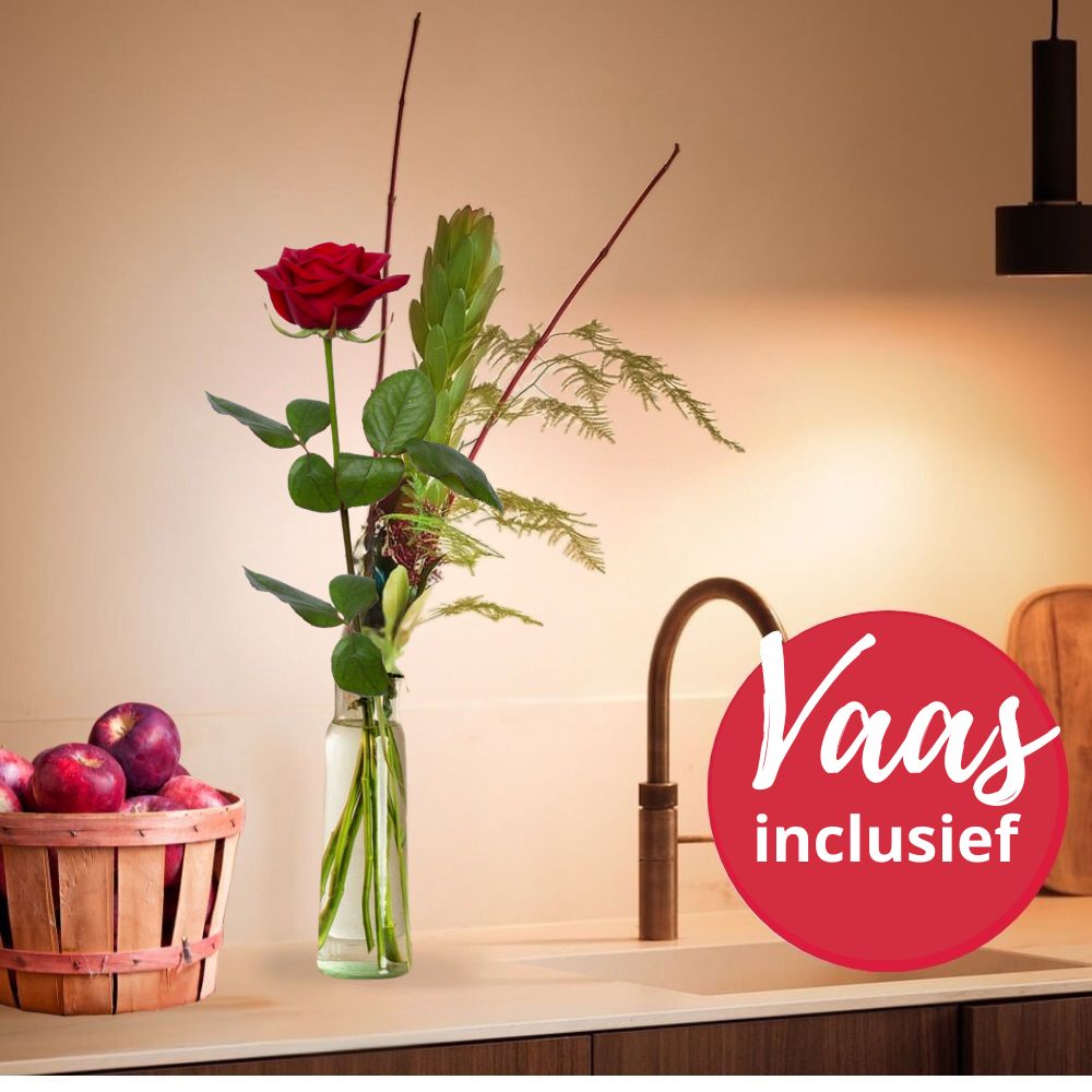 Rode roos op vaas met luxe groenmaterialen - Bestellen en bezorgen - Flowers.nl®