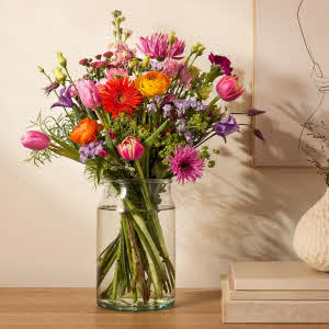 Discover the cheerfulness of our Vibrant spring bouquet