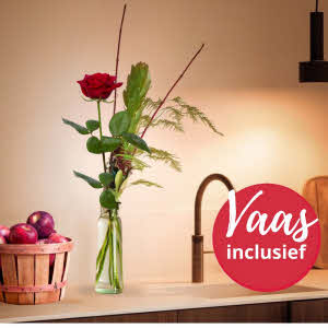 Rode roos op vaas met luxe groenmaterialen - Bestellen en bezorgen - Flowers.nl®