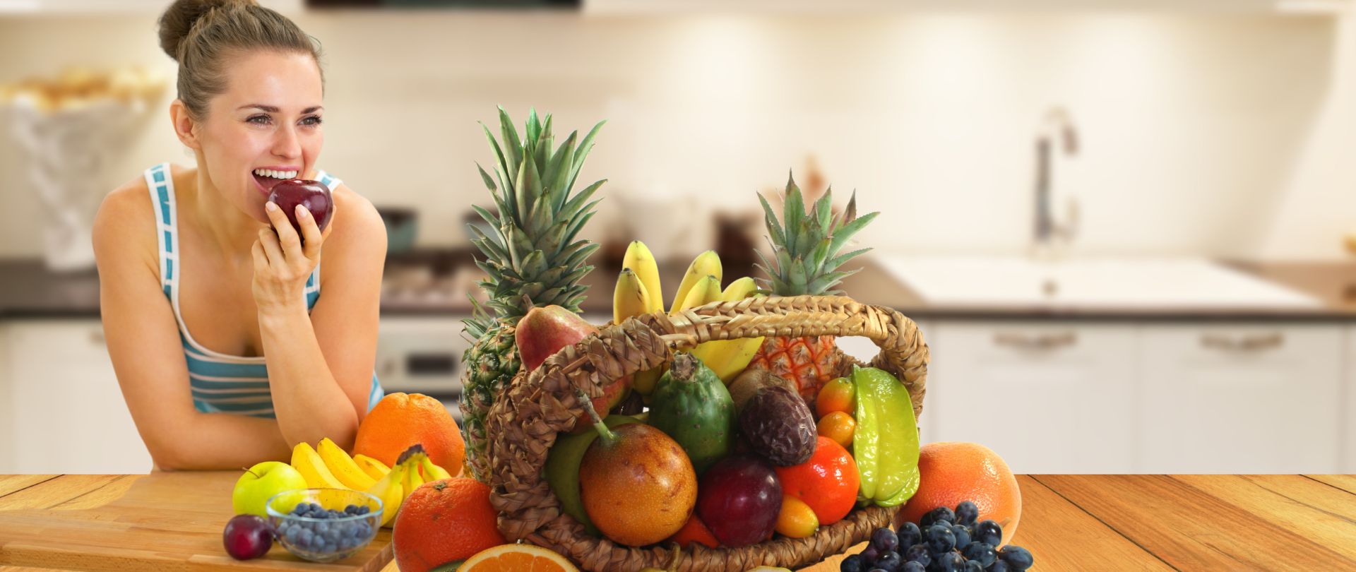 Ontvanger in Ten-Post geniet van de zojuist ontvangen fruitmand.
