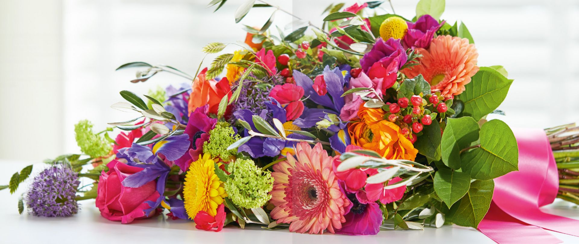 Een kleurrijk gebonden Rouwboeket van ingetogen rouwbloemen voor een uitvaart in Echt