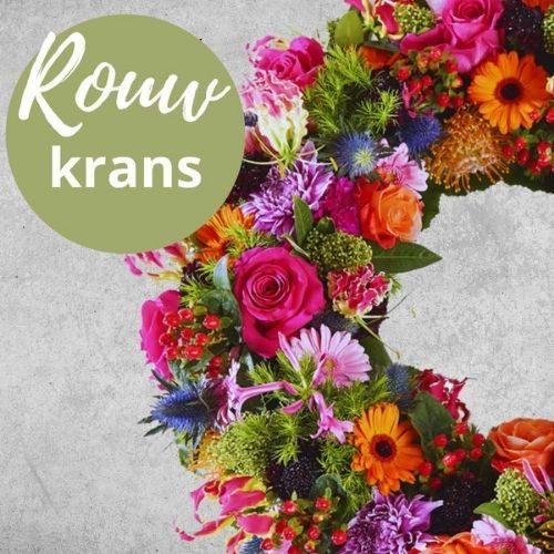 Rouwkrans met witte en paarse bloemen geleverd bij uitvaart in Echt